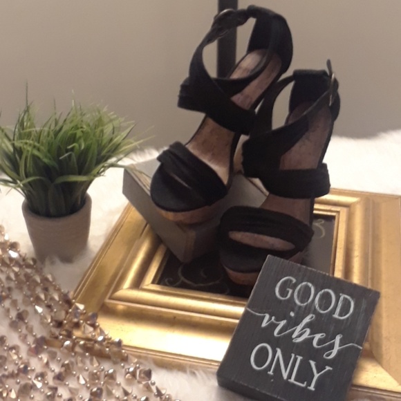 Faux suede ankle strap wedge, worn 2x - Picture 4 of 4